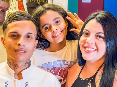 Garçom se casa com fã depois de aparecer no Pesadelo na Cozinha: "Me viu na TV e achou bonito"