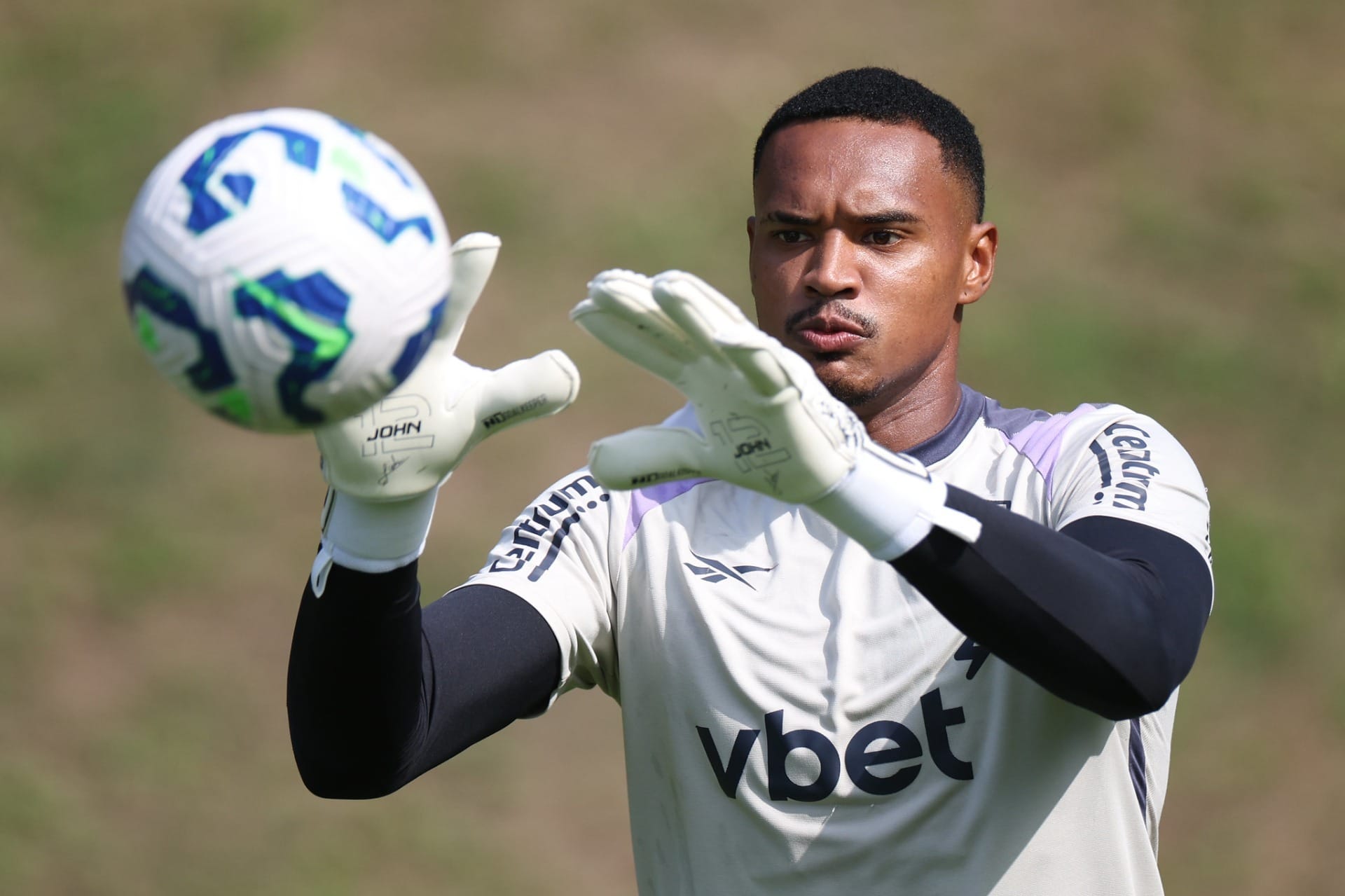 Goleiro John não é relacionado no Botafogo e deve ser negociado com o West Ham