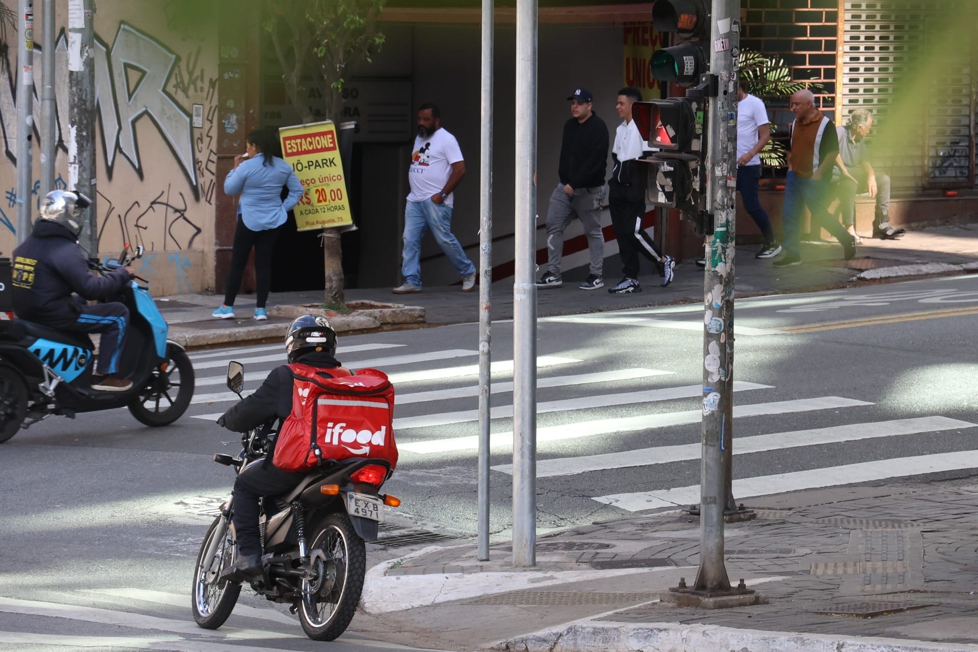 Paes quer que motociclistas infratores sejam banidos de apps de entrega no Rio