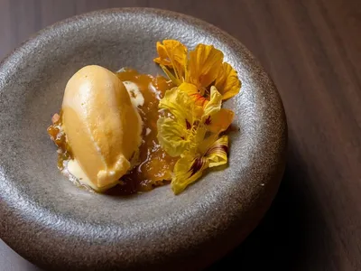 Sorbet de maracujá, crumble de castanha-de-caju, flores de capuchinha e geleia de tomate amarelo | Band Receitas