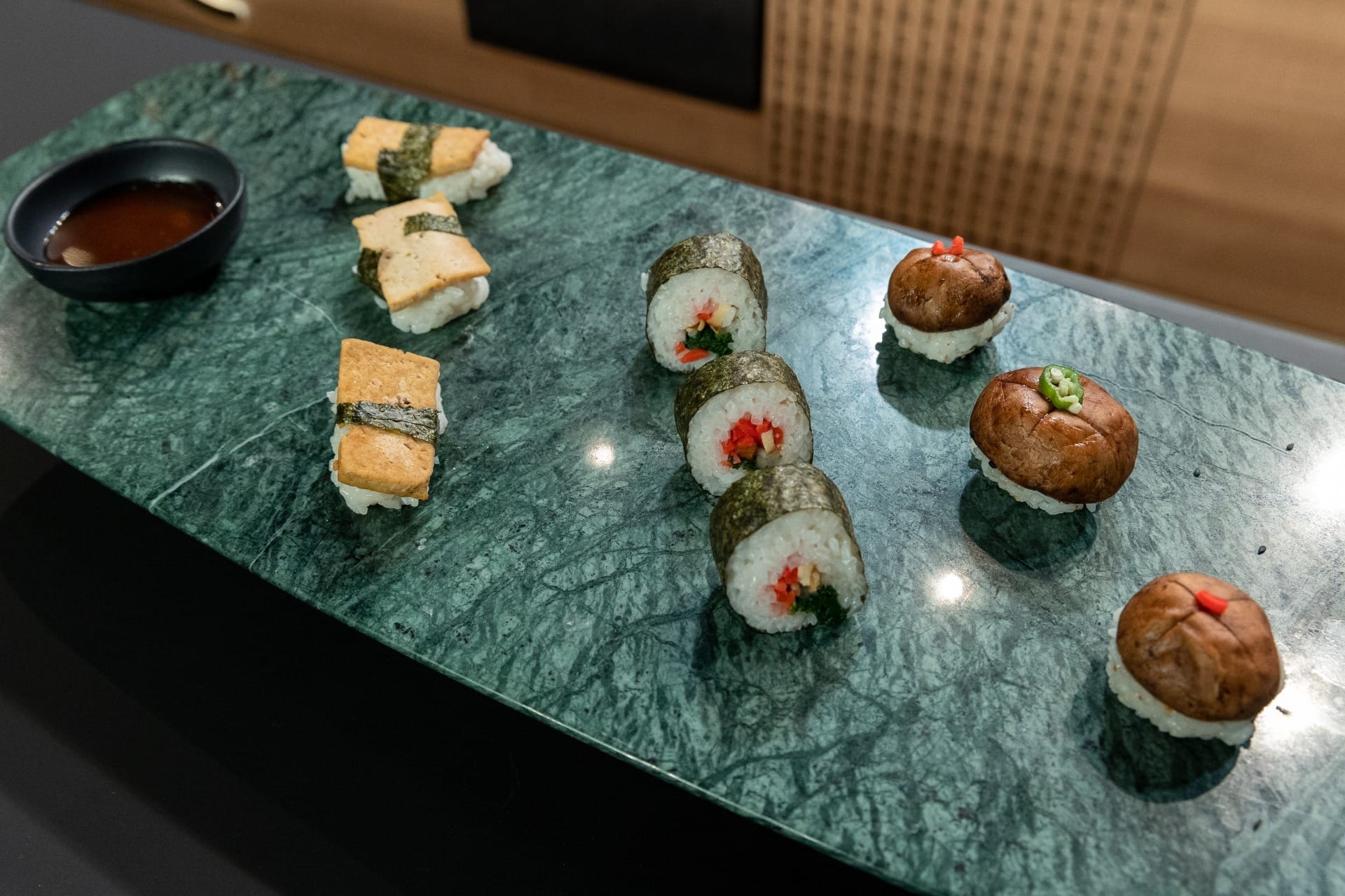 Sushis veganos de cogumelo shitake, feijão moyashi e tofu | Band Receitas