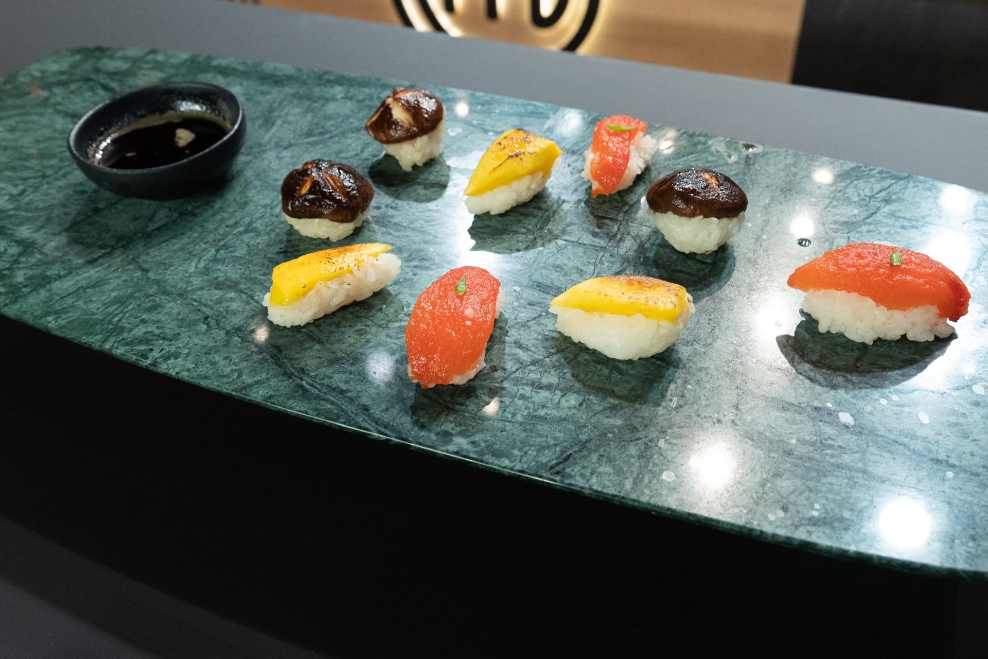 Sushis veganos de tomate, cogumelo e manga com molho de yuzu | Band Receitas