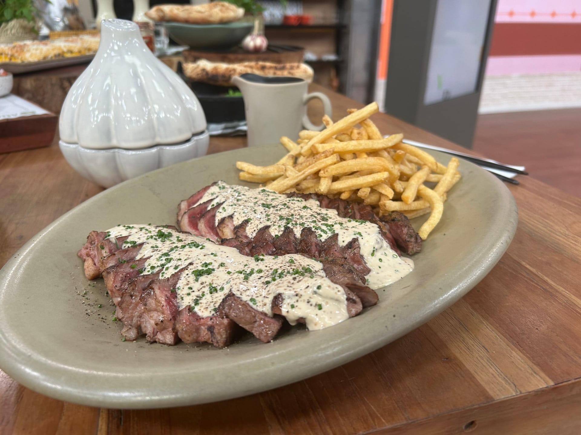 Ancho ao molho de mostarda e alho negro com batatas fritas chef Renato Fecchio | Band Receitas