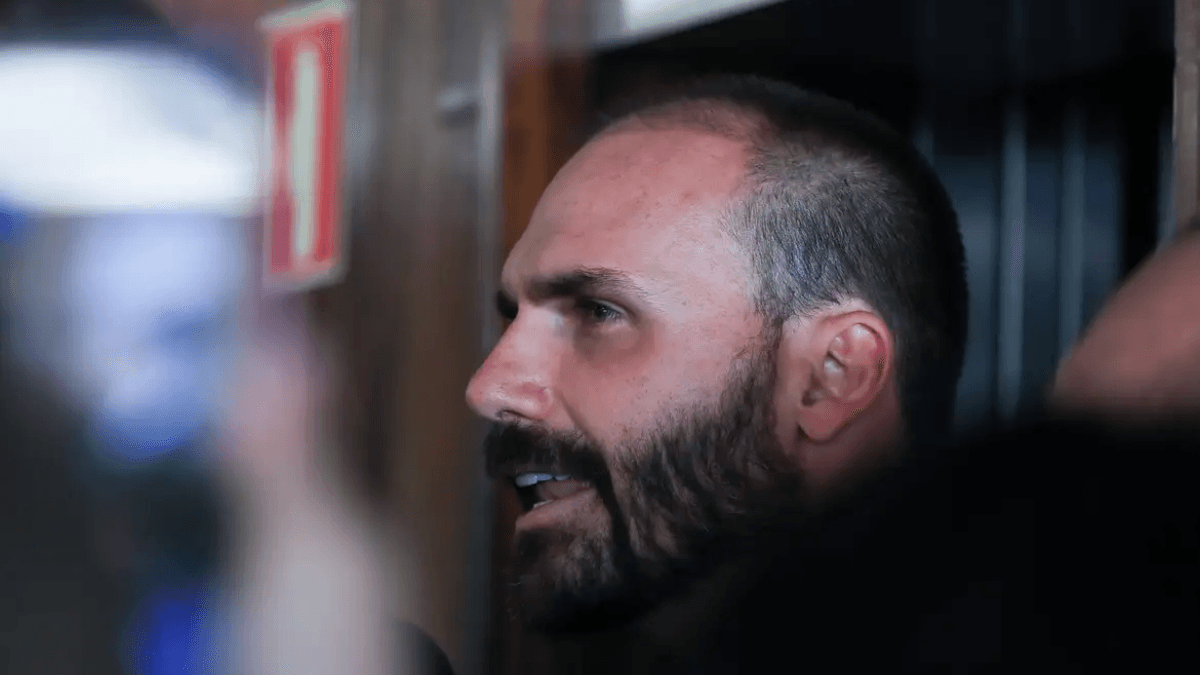 Moraes determina início da pena de Eduardo Bolsonaro em regime semiaberto
