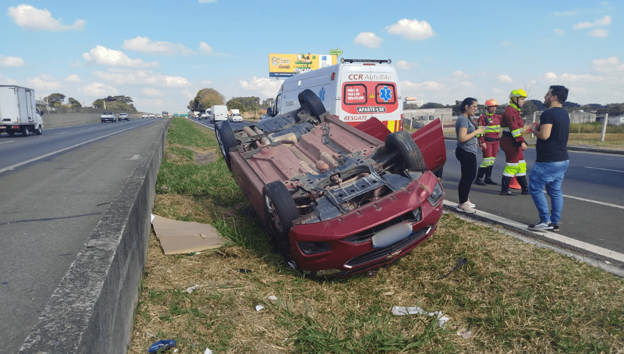 Motorista capota após colisão com carreta na Anhanguera, em Campinas