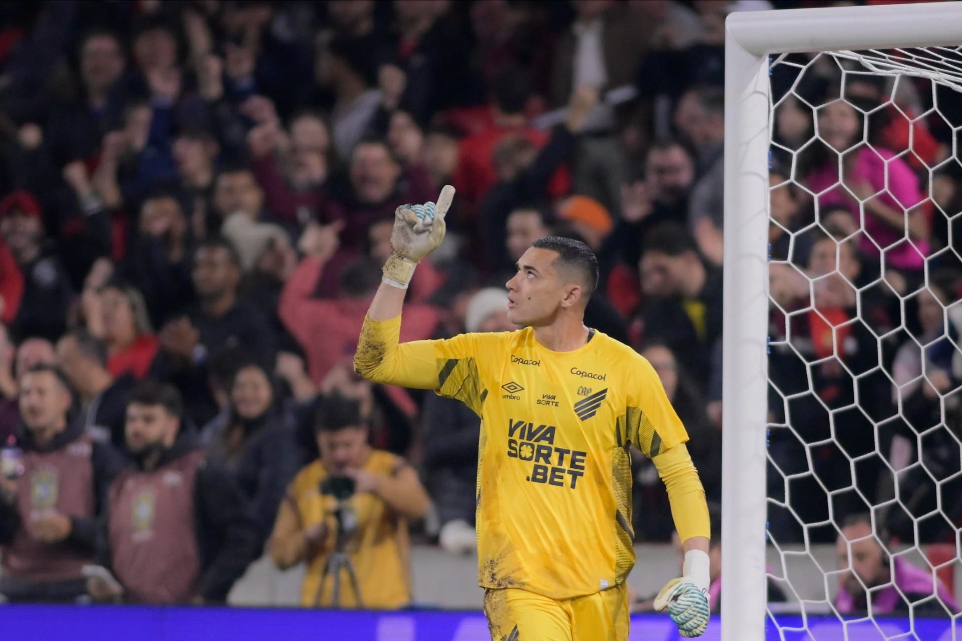 Santos pega todos pênaltis do São Paulo e classifica Athletico-PR na Copa do Brasil