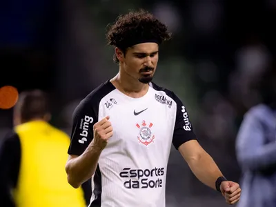 Zagueiro do Corinthians sofre 'mata-leão' durante amistoso e web reage