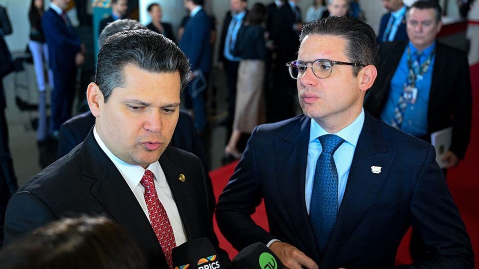 Oposição aposta na “pressão das ruas” para pautar impeachment de Moraes; Alcolumbre resiste