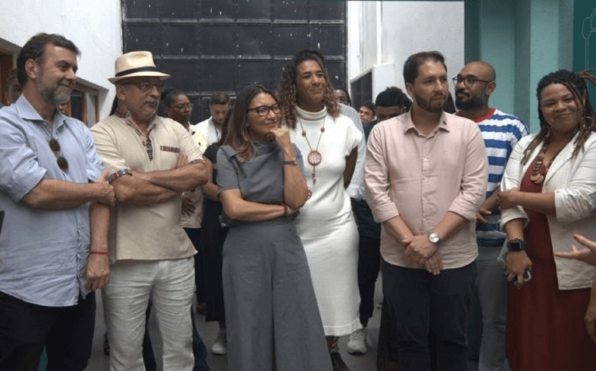 Janja, Anielle Franco e Freixo visitam exposição sobre Milton Santos na Maré