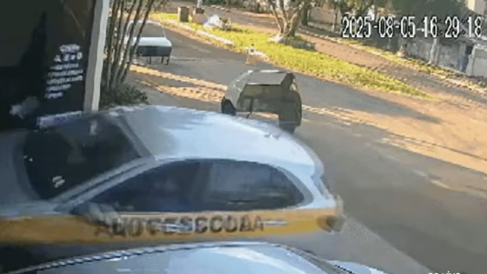 Motorista perde controle durante instrução e invade autoescola no Paraná