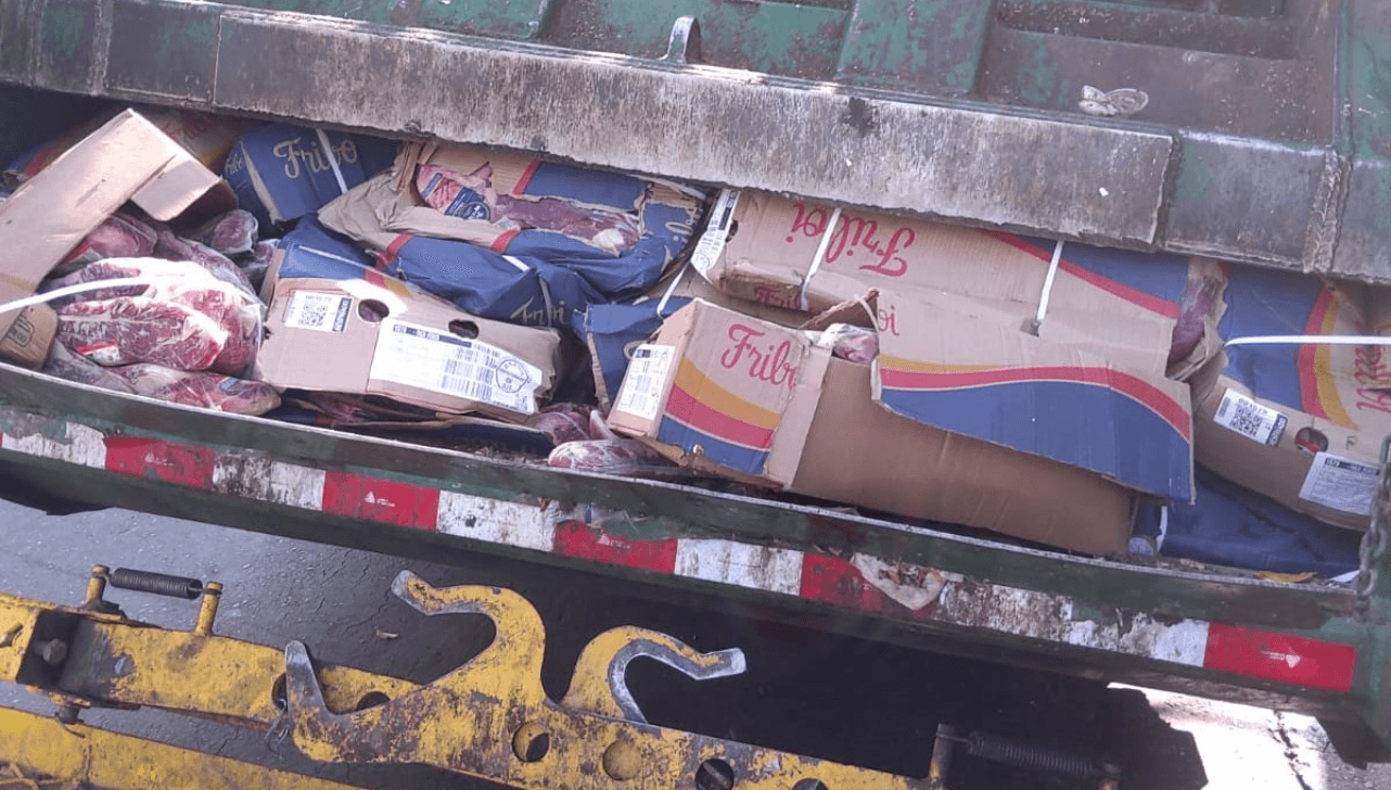 Fiscalização em açougue descarta 6 t de carne e apreende sais usados para mascarar putrefação