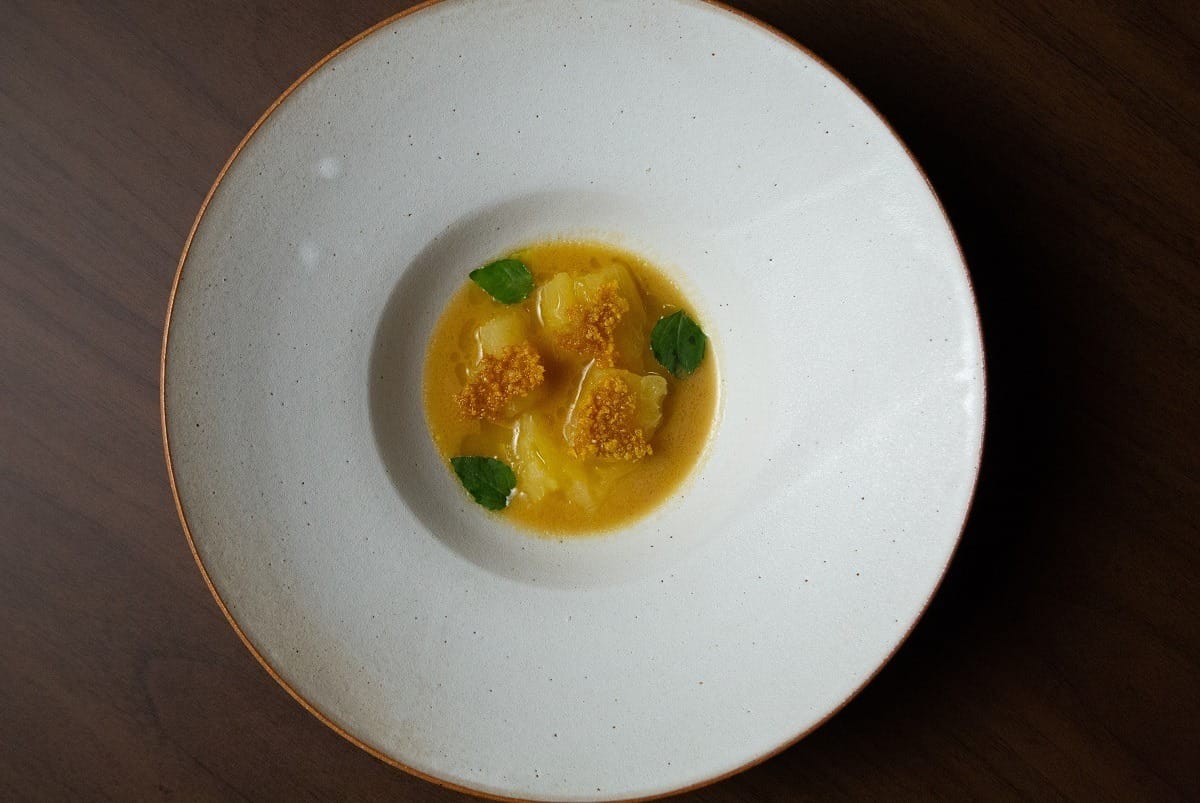 Mandioca cozida no caldo de frango com tucupi, azeite de pesto de jambu e crocante de farinha d'água | Band Receitas