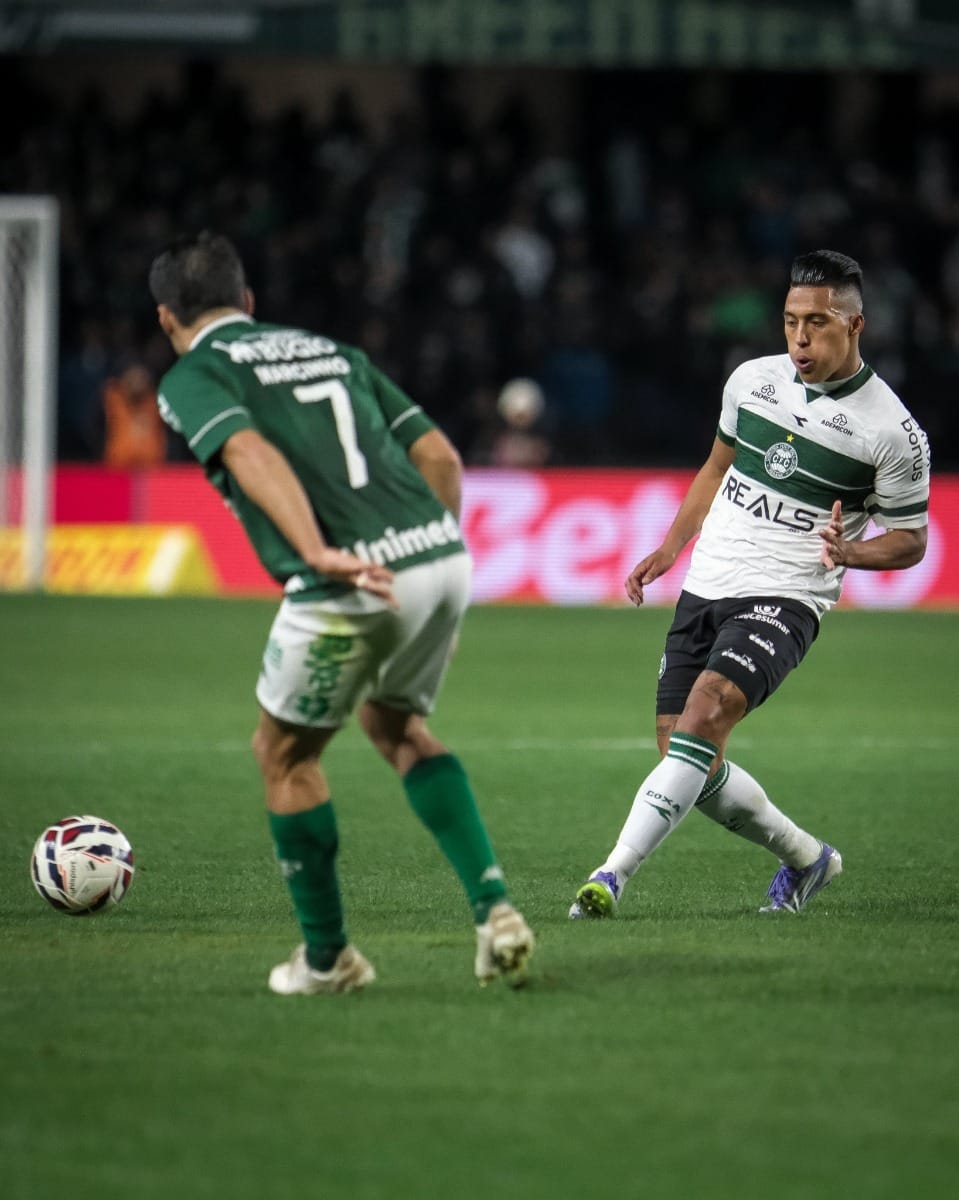 Coritiba empata com Chapecoense e volta para liderança da Série B