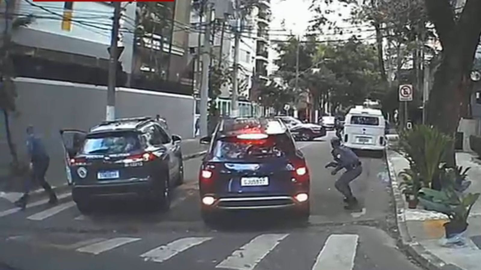 Criminosos tentam invadir prédio de luxo, trocam tiros com a polícia e acabam presos em SP