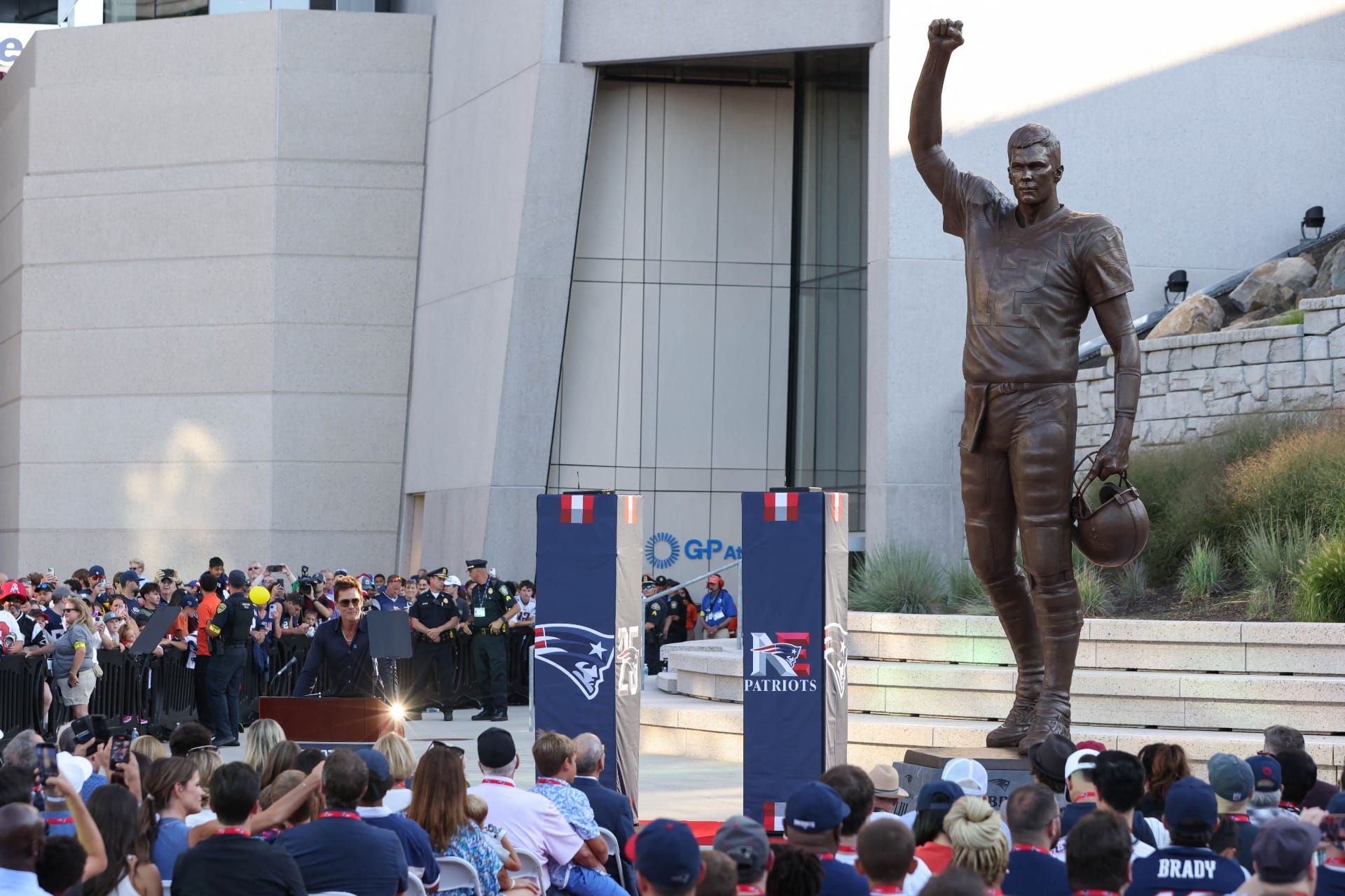 Tom Brady é homenageado pelos Patriots com estátua e provoca rivais: 'Vão jogar cerveja'
