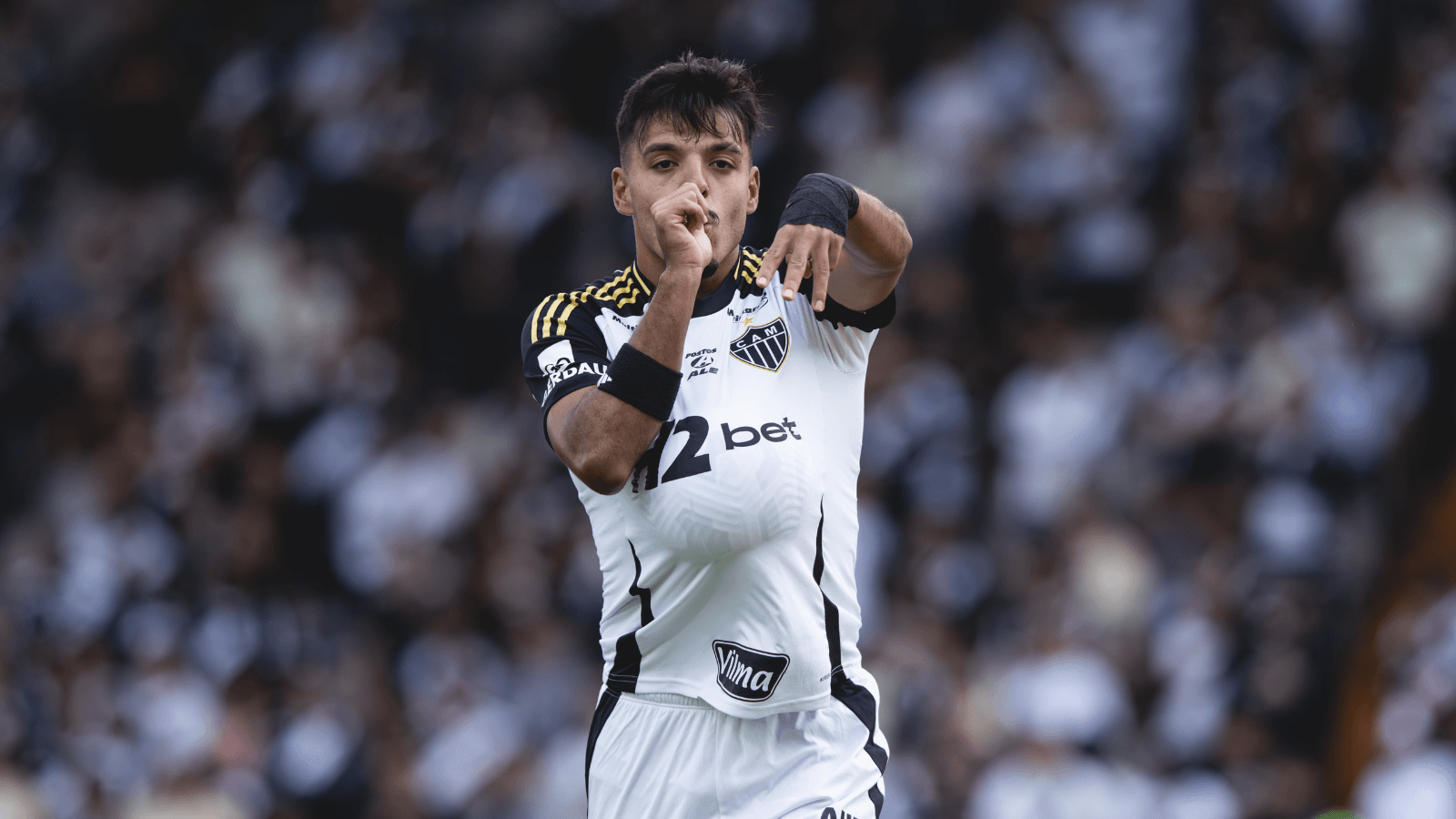 Prestes a ser anunciado pelo Santos, Gabriel Menino vai à Vila Belmiro