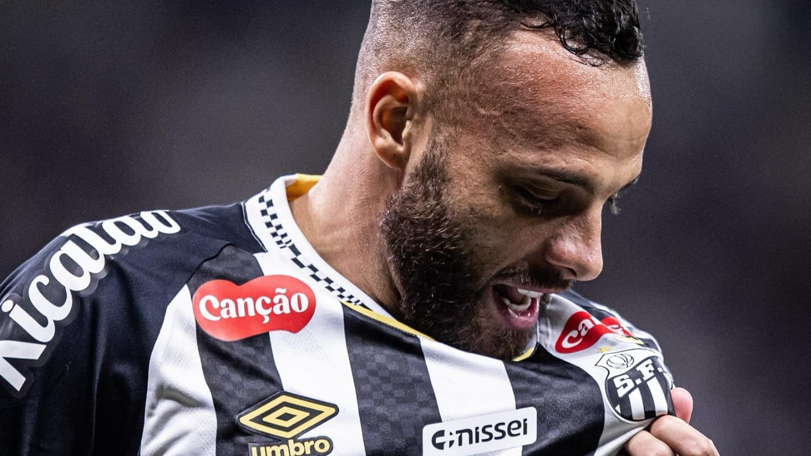 Guilherme brilha, apaga falha de Neymar e leva Santos à vitória sobre o Cruzeiro no Brasileirão