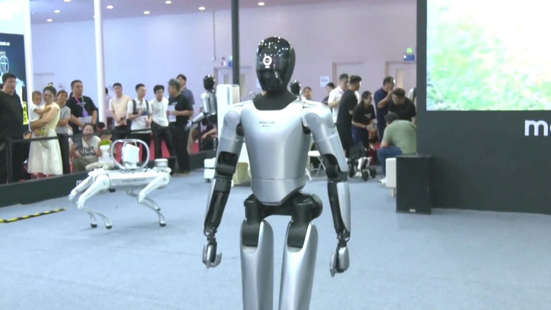 Robôs humanoides são vendidos em lojas na China; Brasil também desenvolve projetos na área