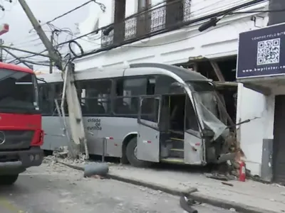 Acidente de ônibus em Curitiba deixa três feridos e destrói fachada de prédio histórico