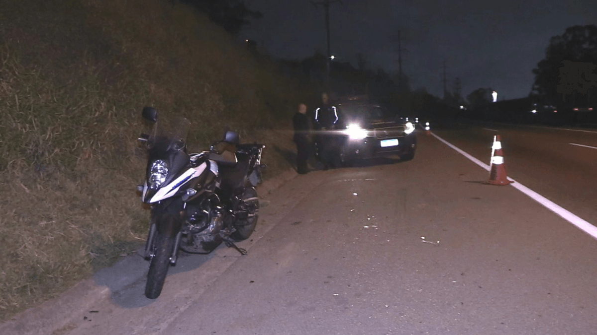 Casal é baleado após tentar atropelar criminosos que assaltavam motoqueiro em rodovia