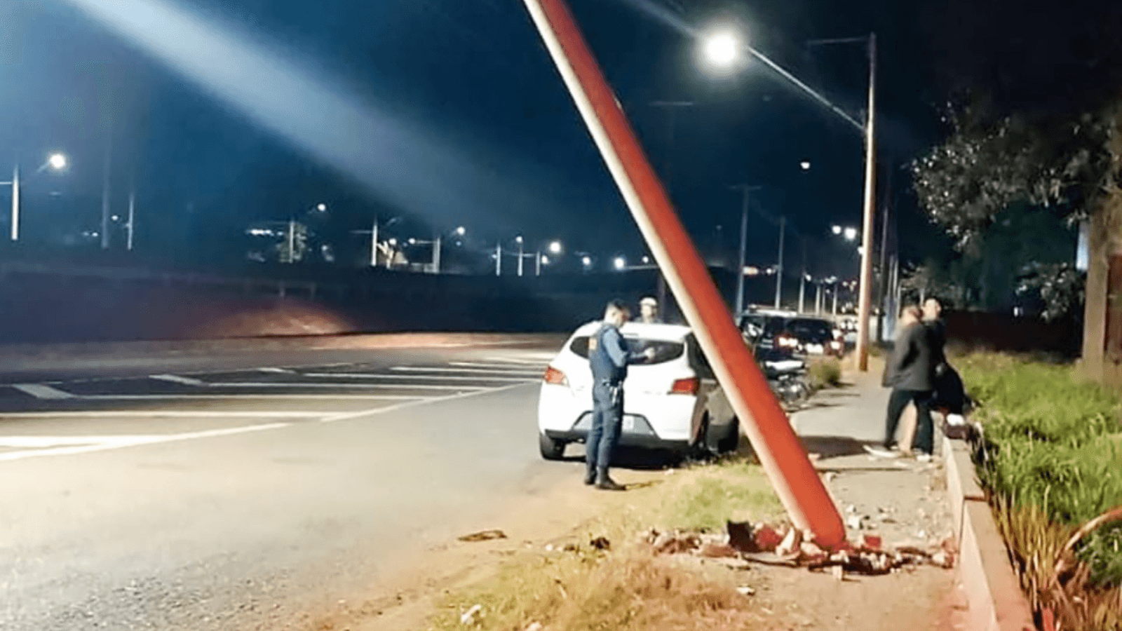 Araçatuba: motorista perde controle da direção e carro bate em poste de energia elétrica