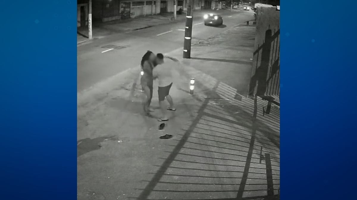 Vídeo: homem espanca parceira com puxão de cabelo, socos e chutes no Rio de Janeiro