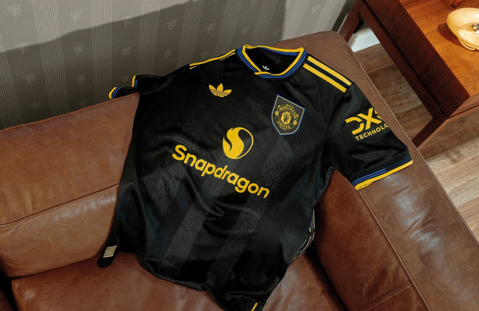 Manchester United lança 3º uniforme "inspirado" em voadora de Cantona; veja as fotos
