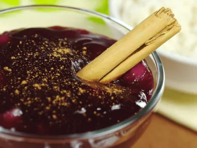 Conheça a mazamorra morada, sobremesa peruana feita com milho que parece sagu de vinho