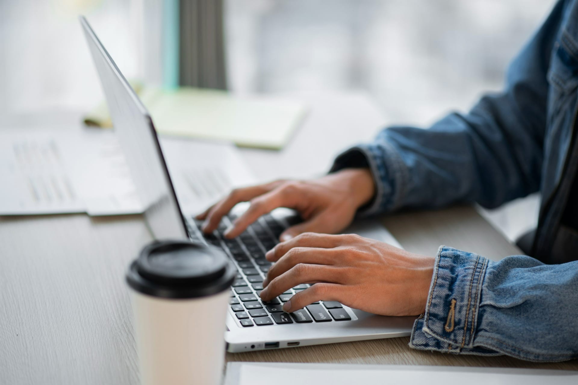 Liberar espaço e manter antivírus atualizado ajuda e evitar lentidão no computador. / Foto: Freepik