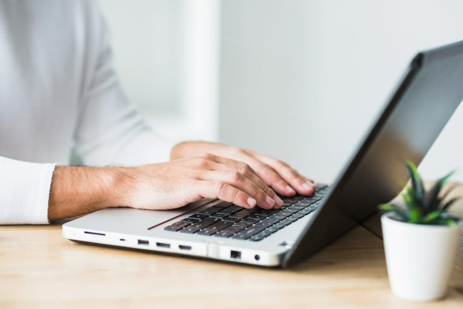 Muitos programas abertos e vírus podem causar lentidão no computador. / Foto: Freepik