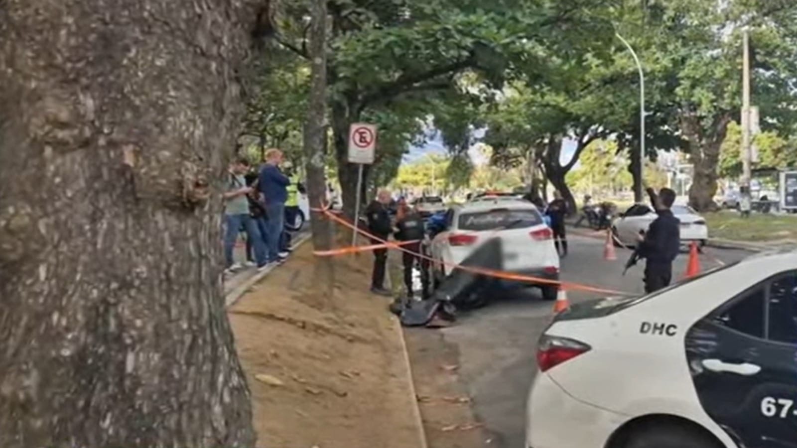 Homem é morto a tiros de fuzil dentro de carro na Barra da Tijuca