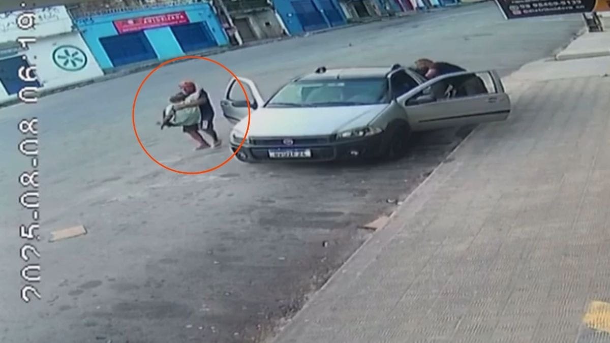 Vídeo: idoso de 77 anos é abandonado por irmão em calçada de mercado no Maranhão