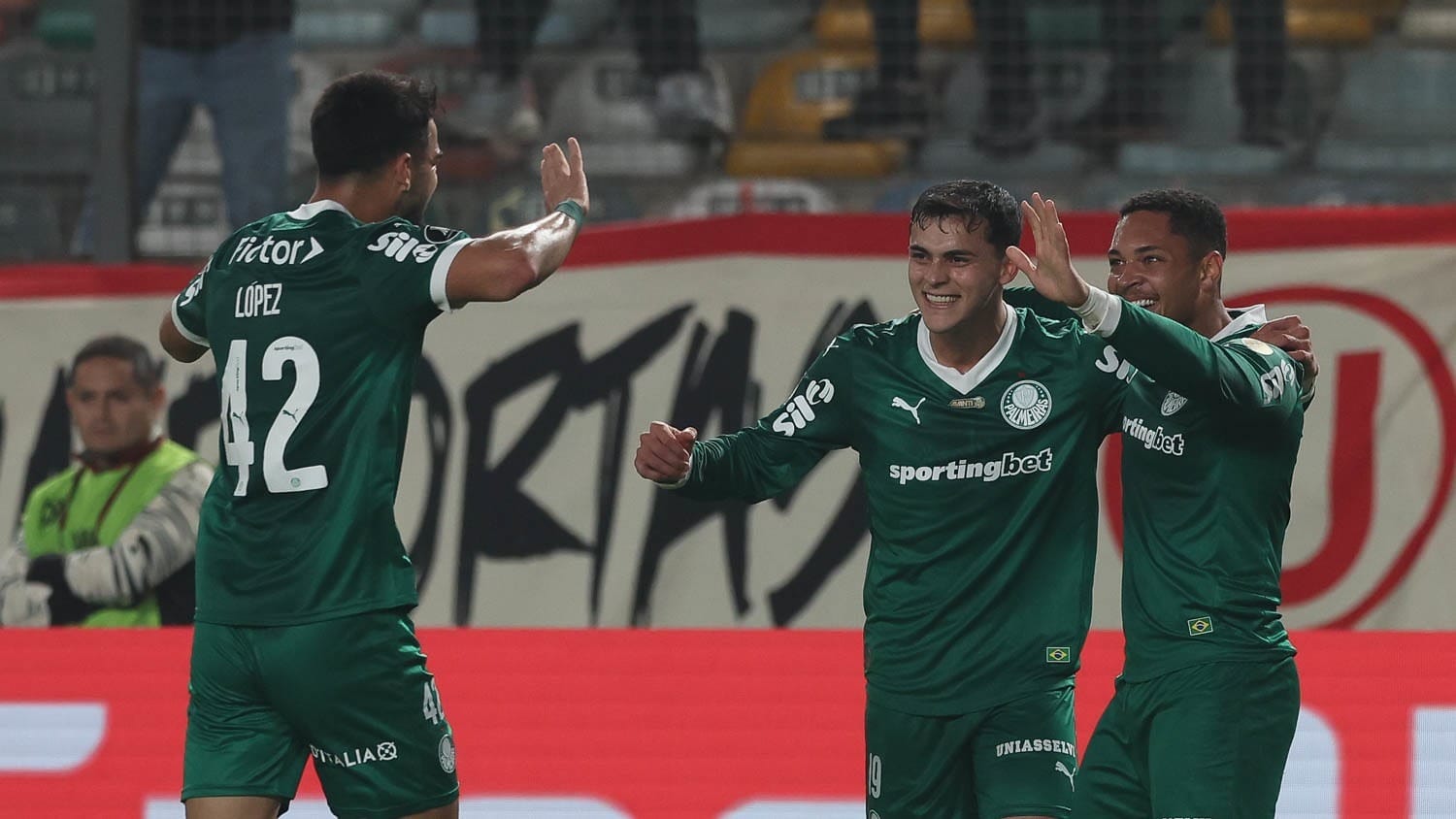 Palmeiras massacra Universitario no Peru com show de Vitor Roque e Flaco López