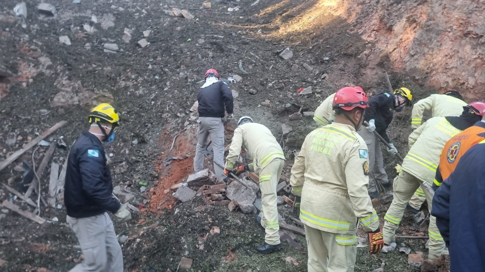 Polícia já coletou quase 400 vestígios na área da explosão em Quatro Barras