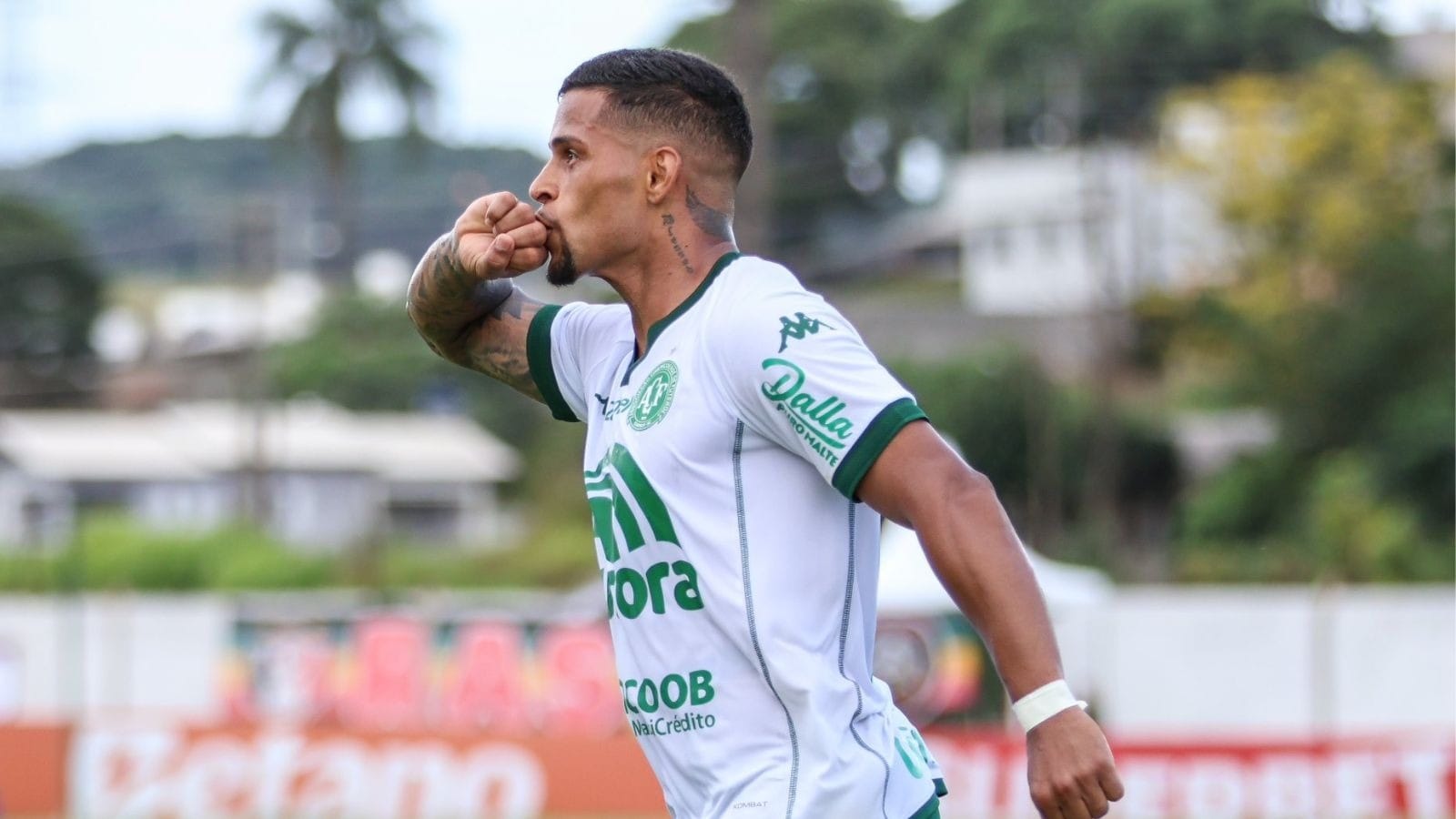 São Paulo avalia a contratação do lateral-direito Maílton, da Chapecoense