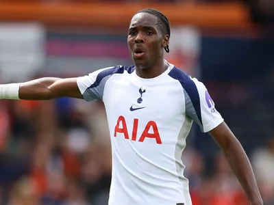 Tottenham repudia ataque racista contra Mathys Tel, após pênalti perdido contra o PSG