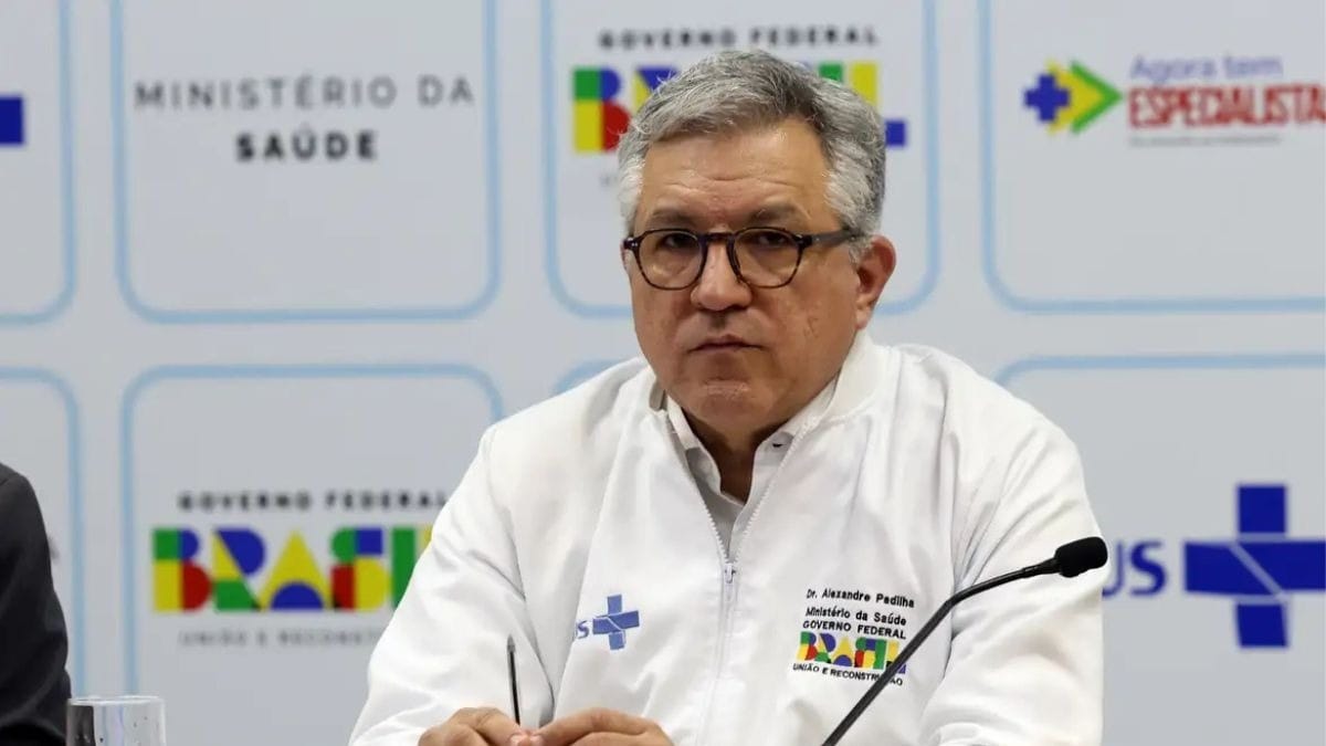 Ministro da Saúde faz alerta para população sobre casos de metanol