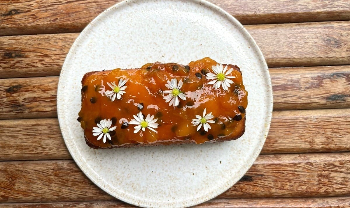 Bolo de maracujá com calda de geleia de maracujá e manga | Band Receitas