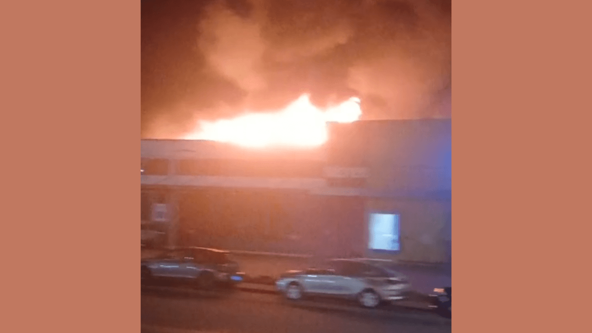Telhado de loja de autopeças pega fogo e mobiliza Corpo de Bombeiros em Caraguatatuba