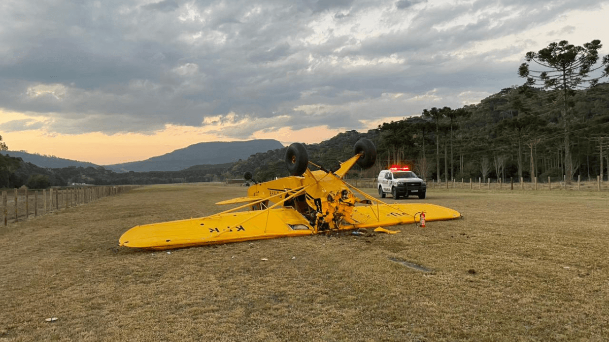 Avião de pequeno porte cai e deixa uma pessoa morta em Santa Catarina