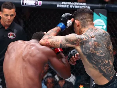 Cotovelada giratória de Prates amplia show dos "nerds" no UFC 319