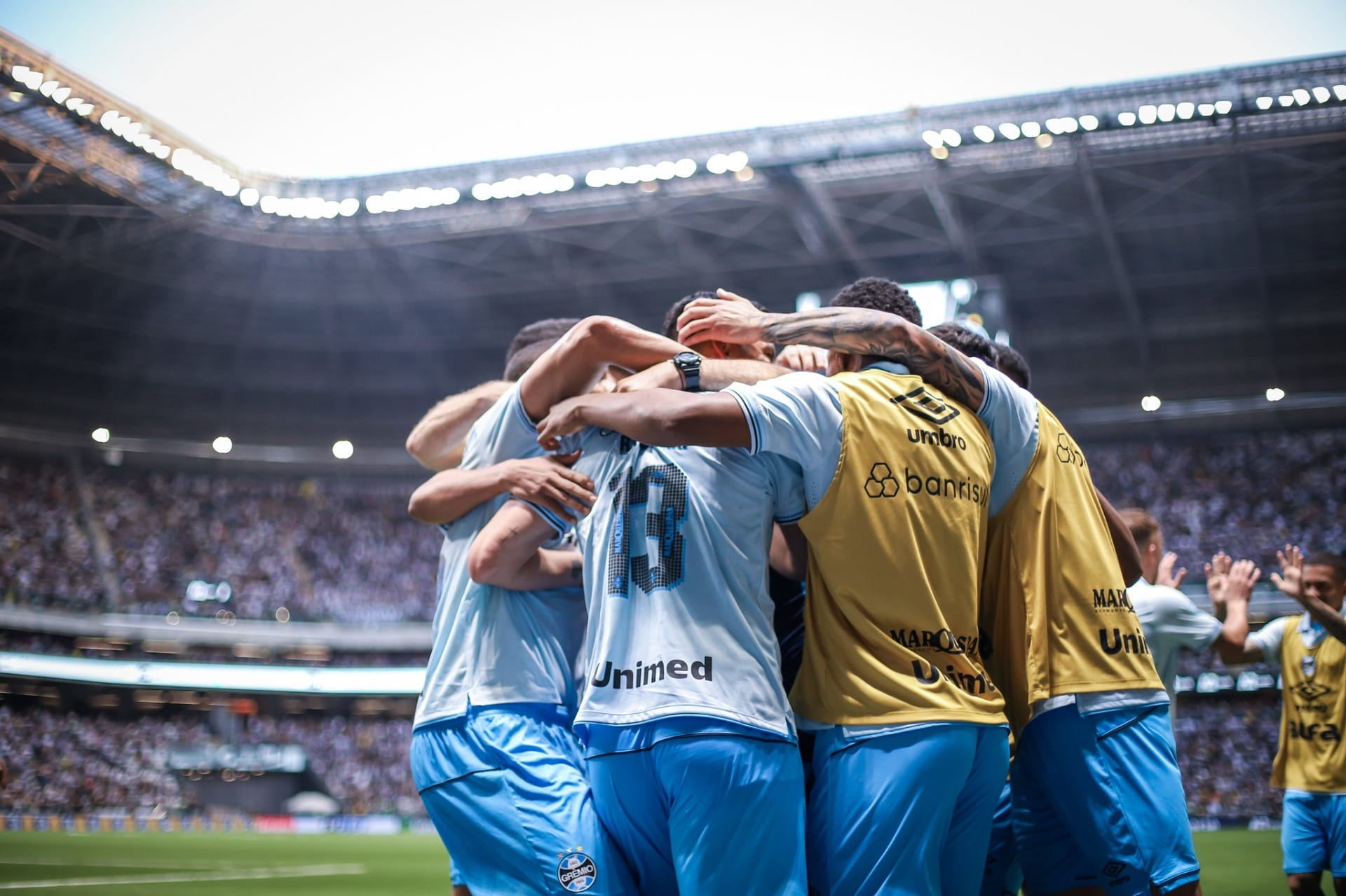Grêmio vence o Vitória, encerra jejum na Arena e volta a mirar vaga na Libertadores
