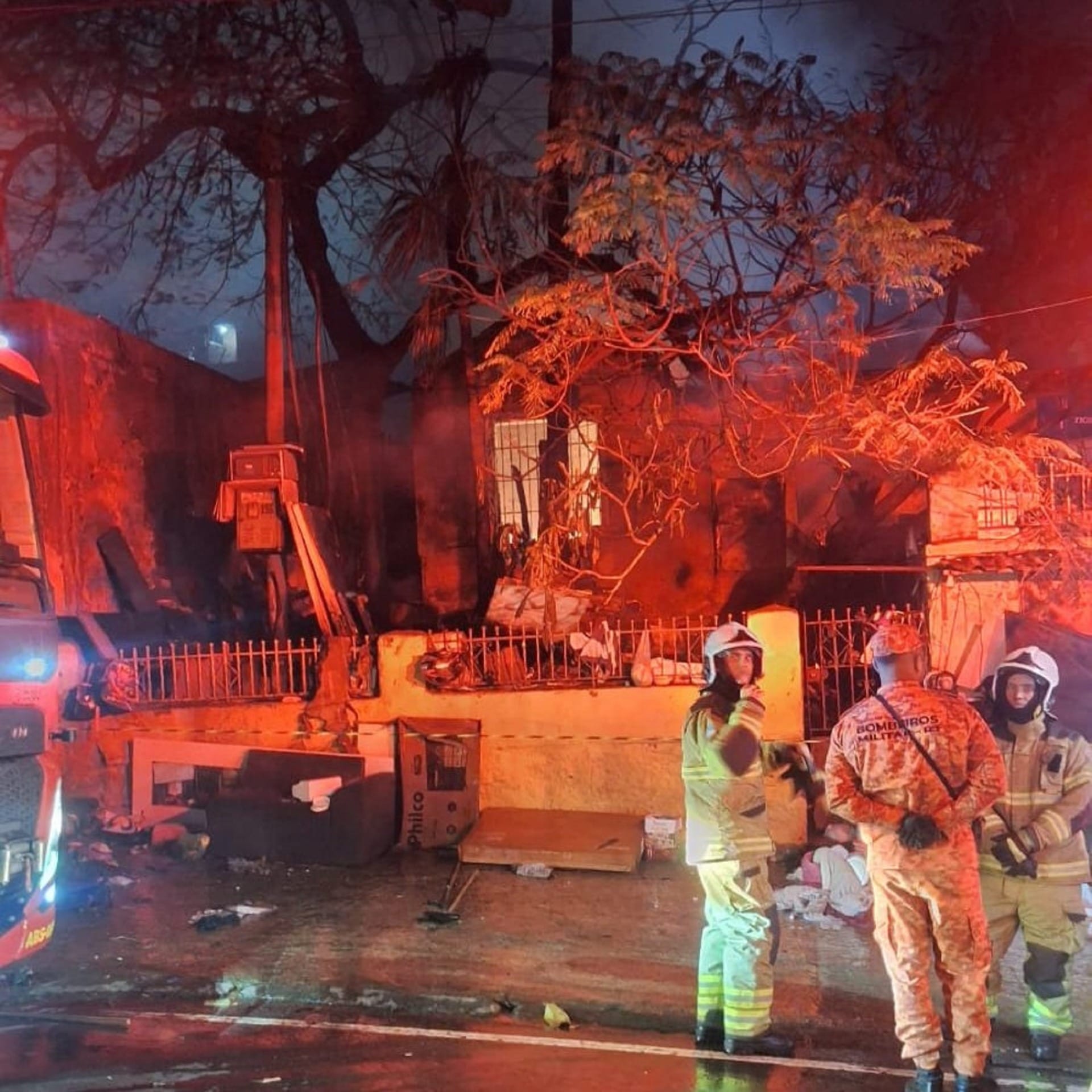 Incêndio atinge imóvel desde a madrugada deste domingo no Jacarezinho