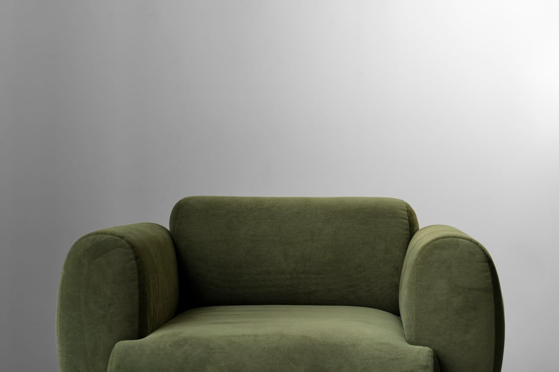 A poltrona adiciona um toque de conforto e agrega a decoração do ambiente. / Foto: Freepik