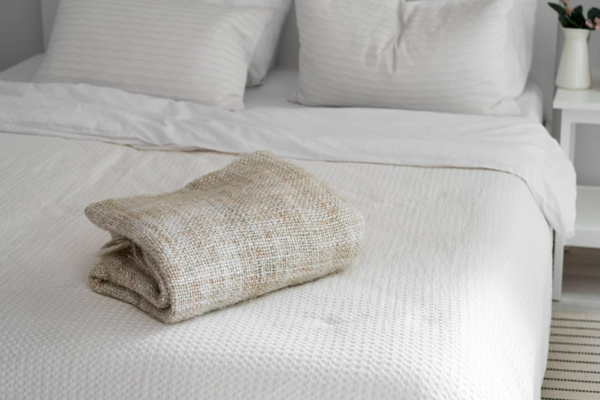 A cama box é confortável e funcional, permitindo guardar roupas de cama no baú integrado. / Foto: Freepik