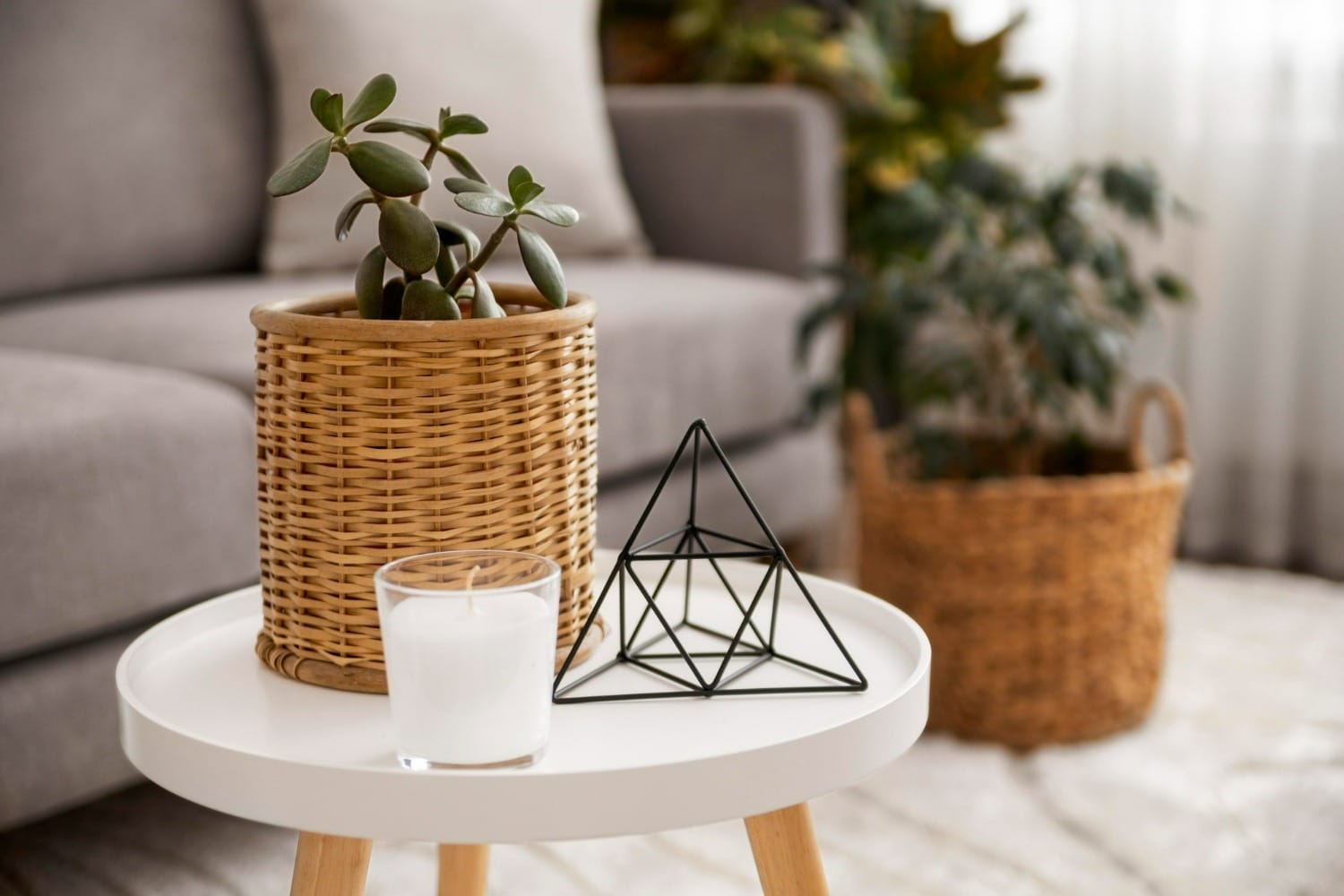 Além de agregar a decoração, a mesa de centro também é funcional. / Foto: Freepik