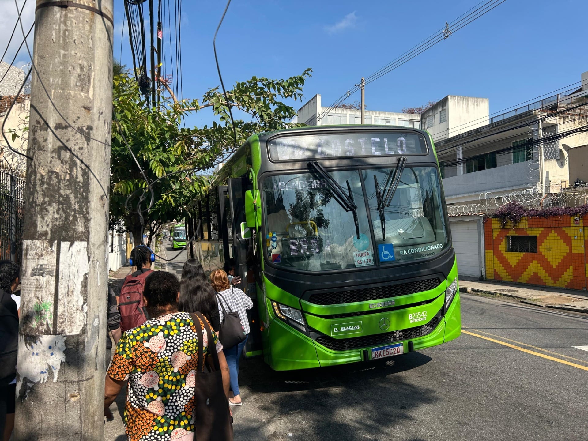 Moradores do Lins reclamam de atrasos em linha de ônibus que faz trajeto até o Centro do Rio