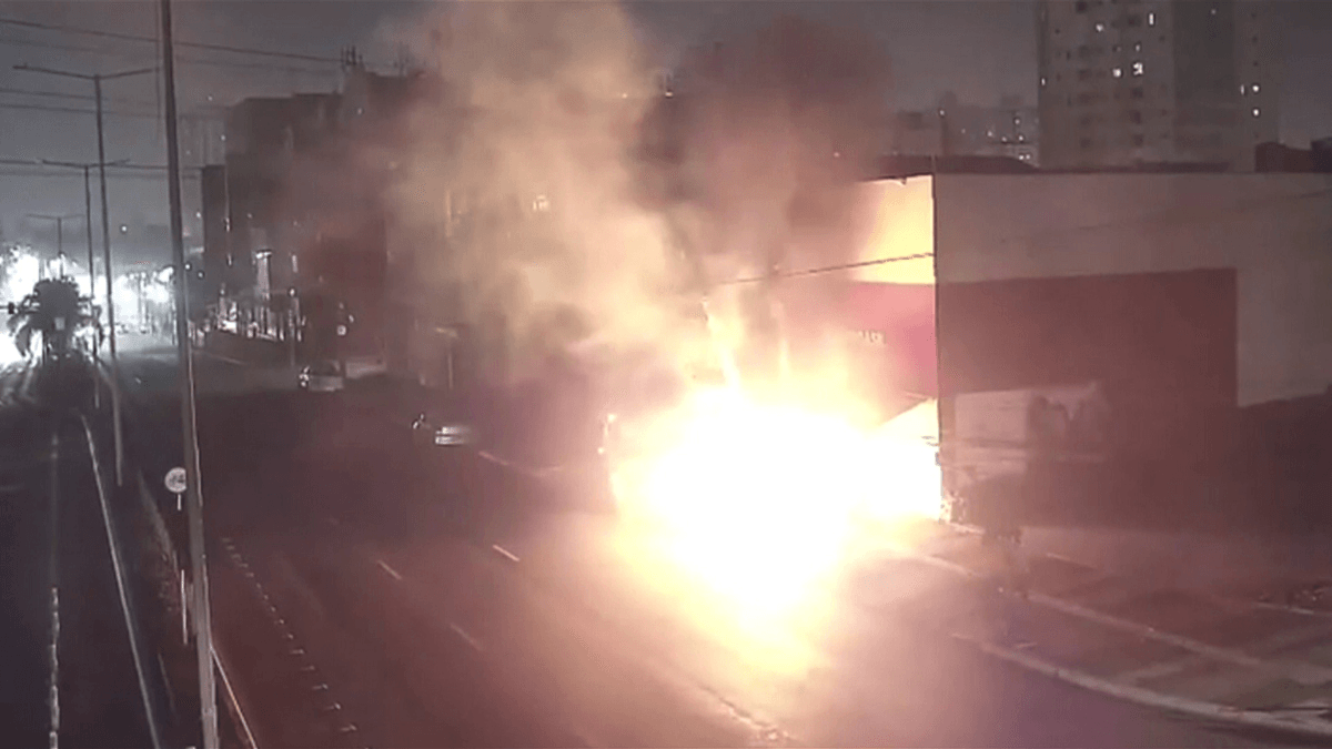Vídeo: motorista cruza farol fechado, bate em ônibus e causa incêndio na Grande SP