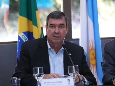 Último governador do PSDB, Eduardo Riedel, do MS, assina filiação ao PP