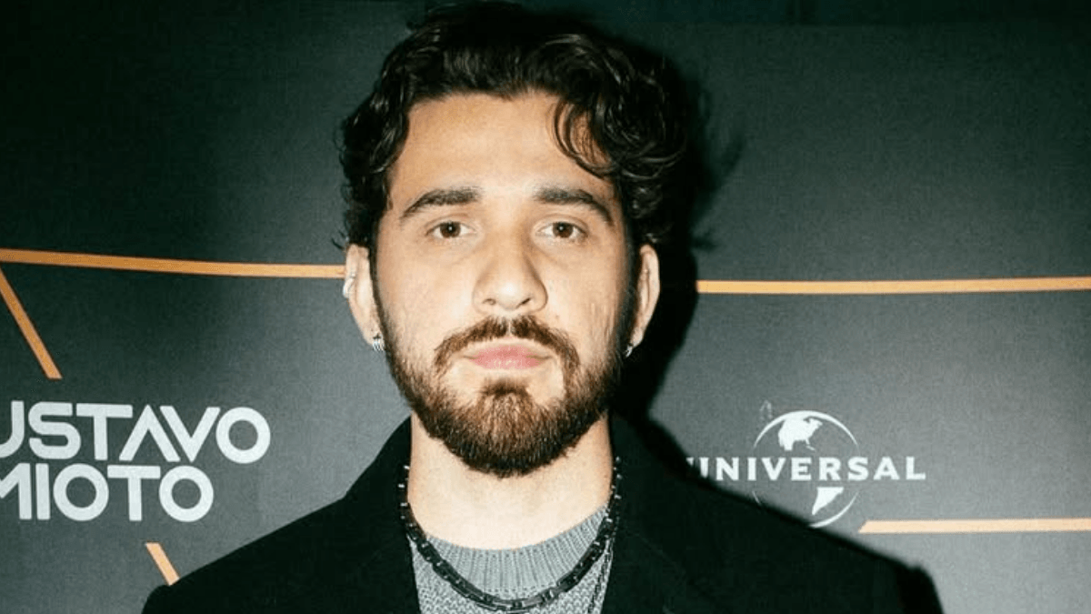 Gustavo Mioto detalha vida de solteiro e diz que romance não é prioridade: 'Anos sem beijar'